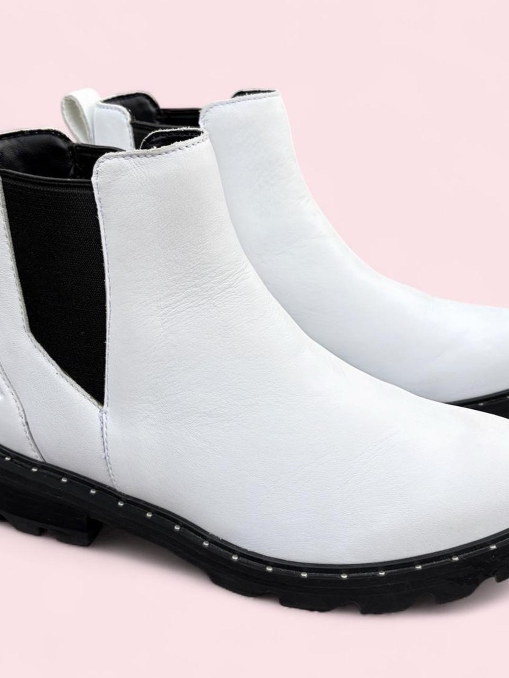 Sorel White Chelsea Ankle Boots with Black Elastic Panels